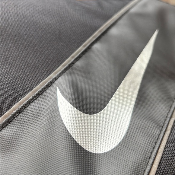 Nike Insulated Lunch bag,coated lining,fabric durable exterior,secure zip top - Picture 9 of 11